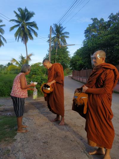 บิณฑบาตรคลองตะแบก